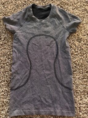 Lululemon shirt size 4